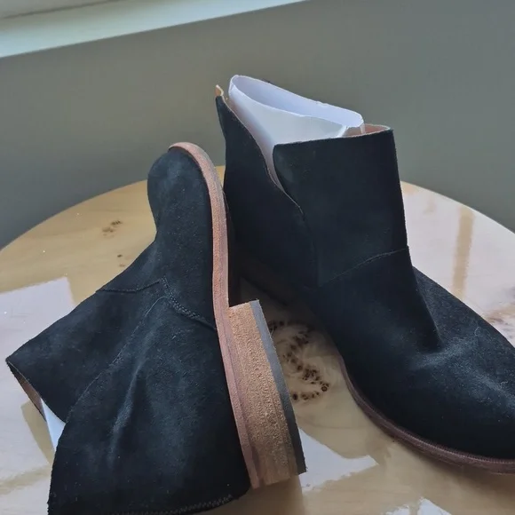 KORK EASE 10M black suede ankle booties. EUC - Picture 2 of 3